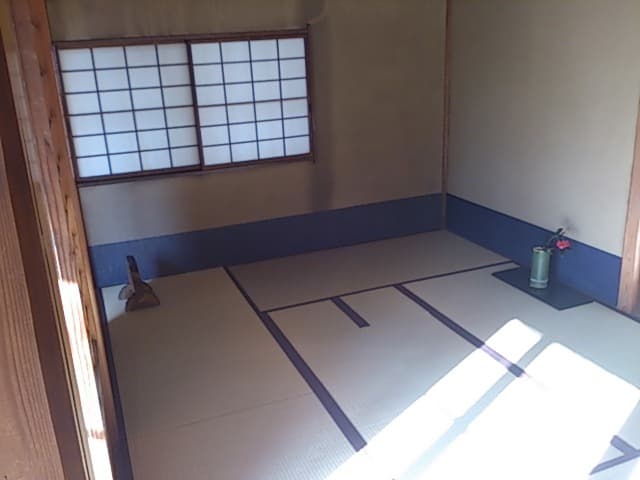 Une salle de thé japonaise traditionnelle en tatami (chashitsu) avec une alcôve tokonoma